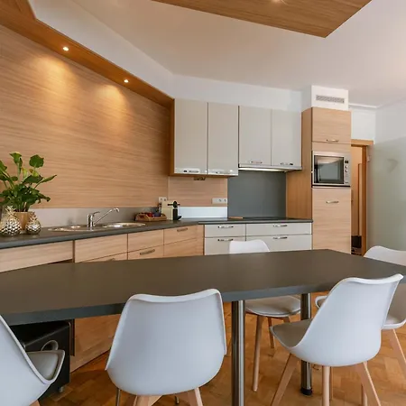 Light-filled With Lateral Sea View Appartement